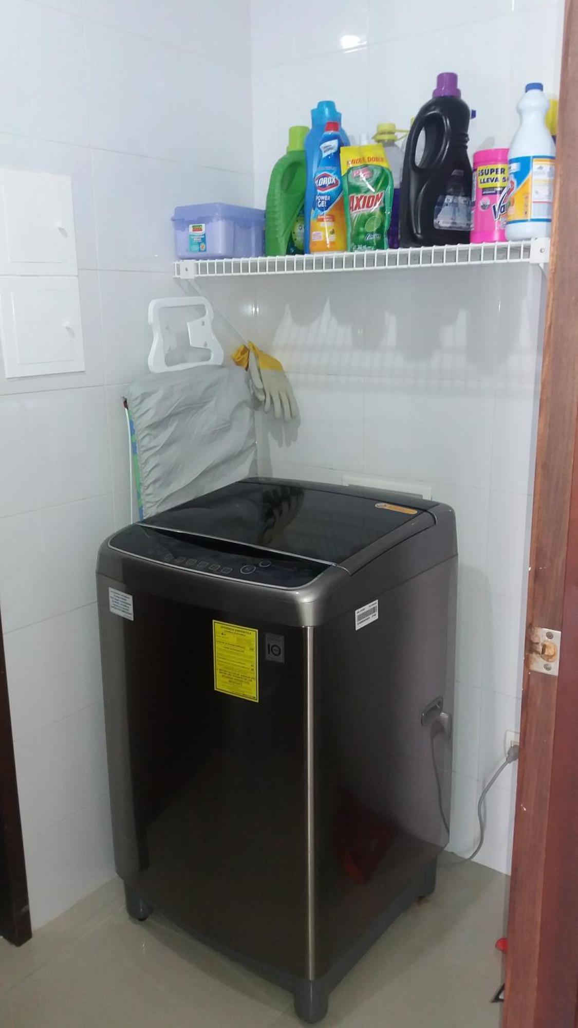 - 1400 Sq. Ft. Apartamento