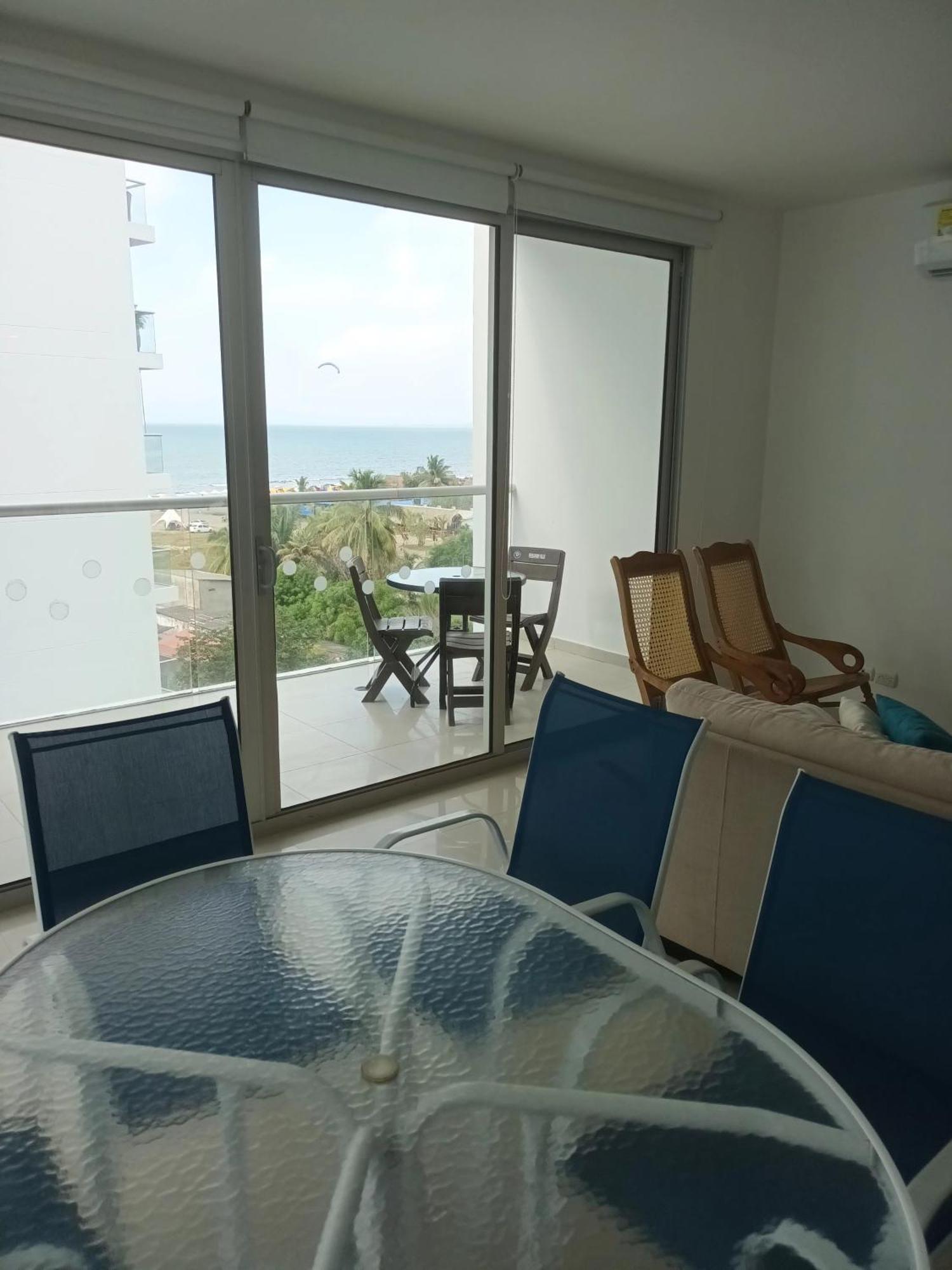 - 1400 Sq. Ft. Apartamento